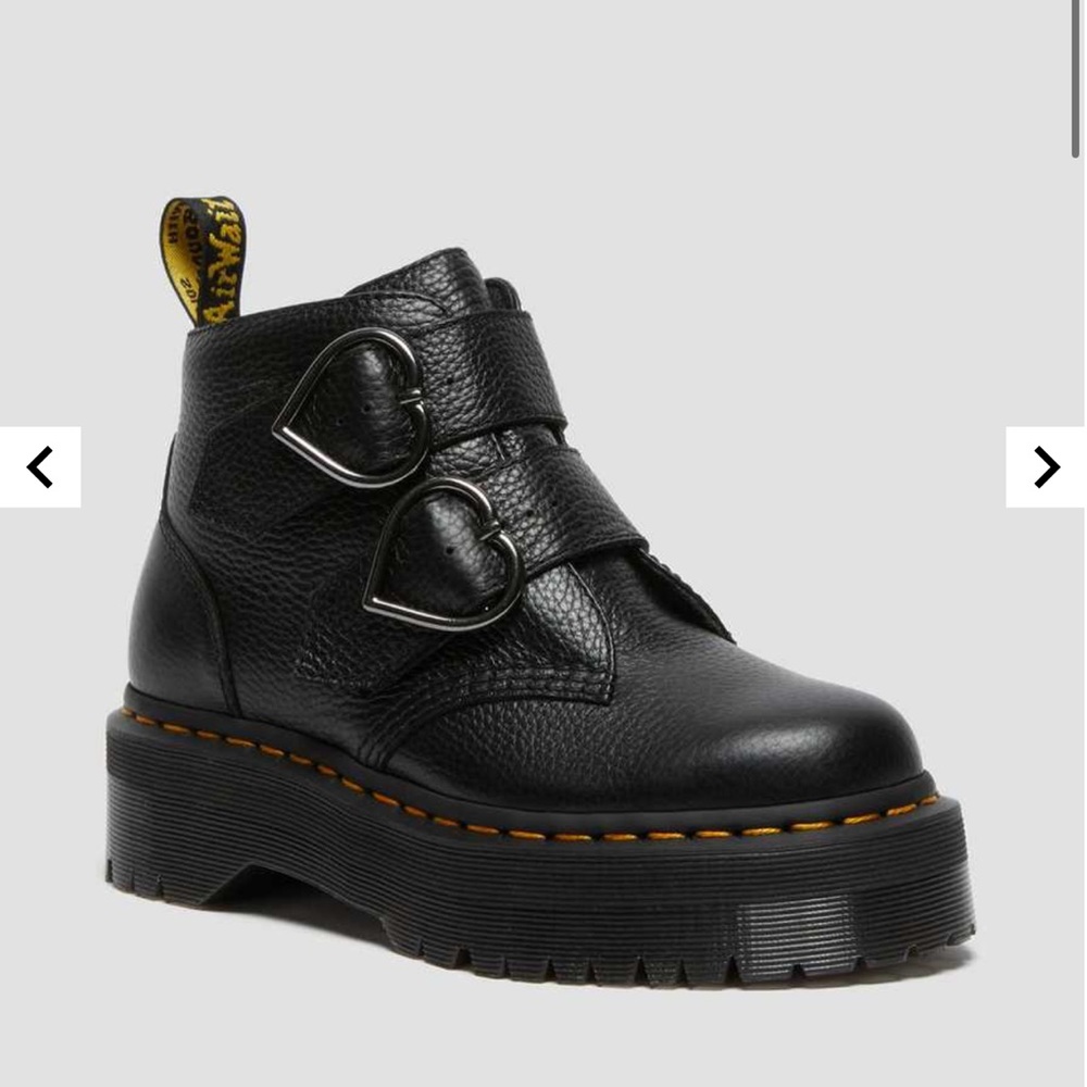 Dr. Martens DEVON HEART
LEATHER PLATFORM BOOTS
Size 10